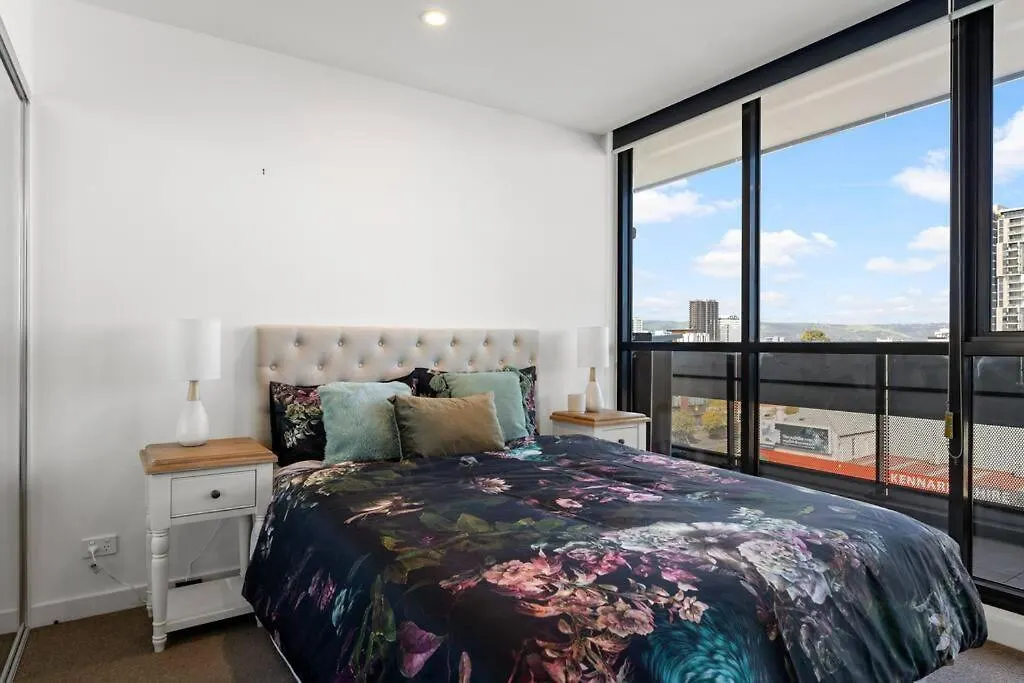 Apartment Cityscape: Pool, Gym, Park Inc. Adelaide