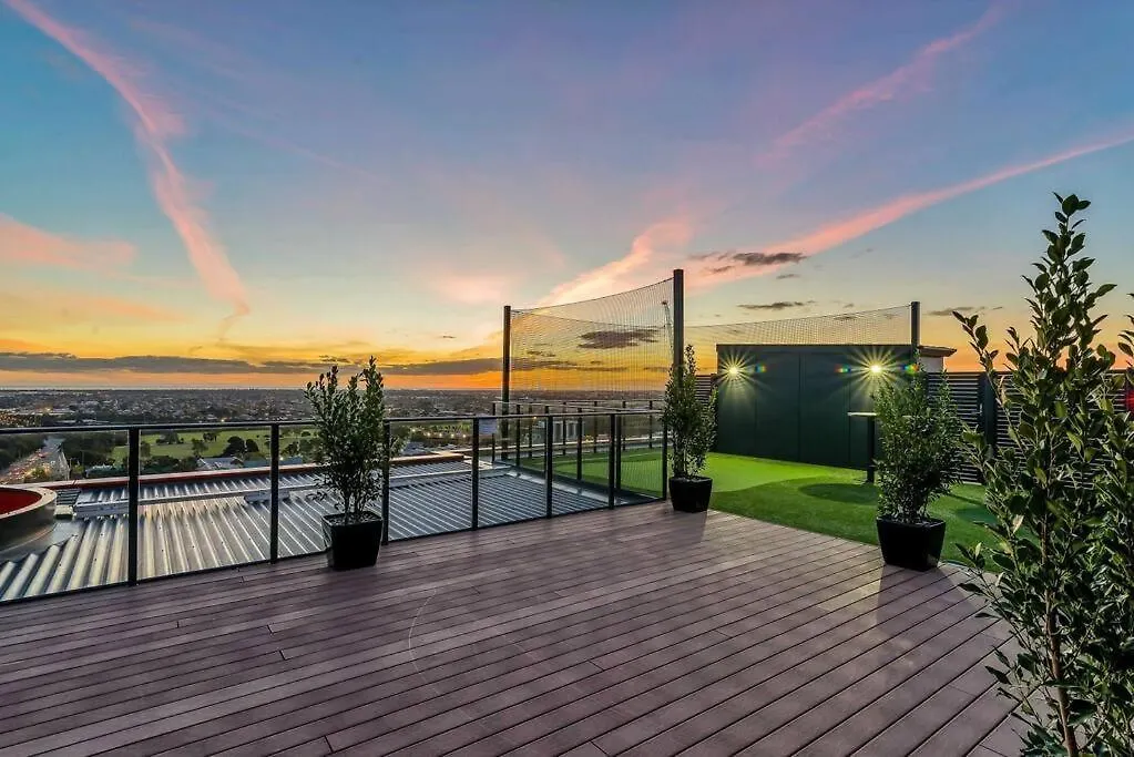 Apartment Cityscape: Pool, Gym, Park Inc. Adelaide